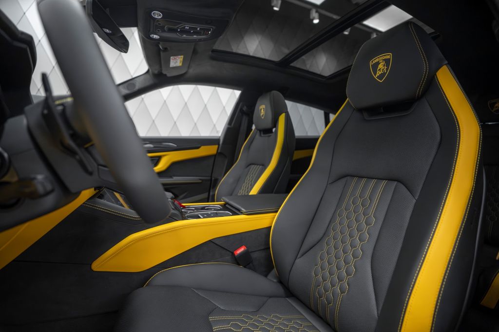 Urus 4.0 V8 SE YELLOW/BLACK YELLOW PANO B&O - Bild 15