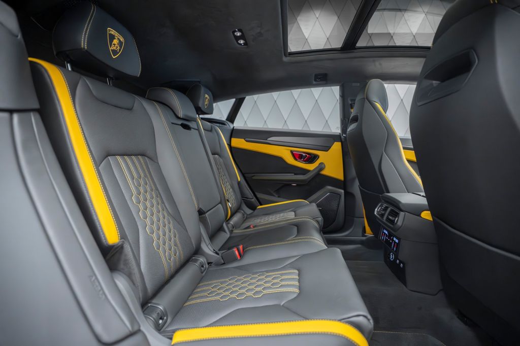 Urus 4.0 V8 SE 2026 BLACK/YELLOW AKRAPOVIC CARBO - Bild 18