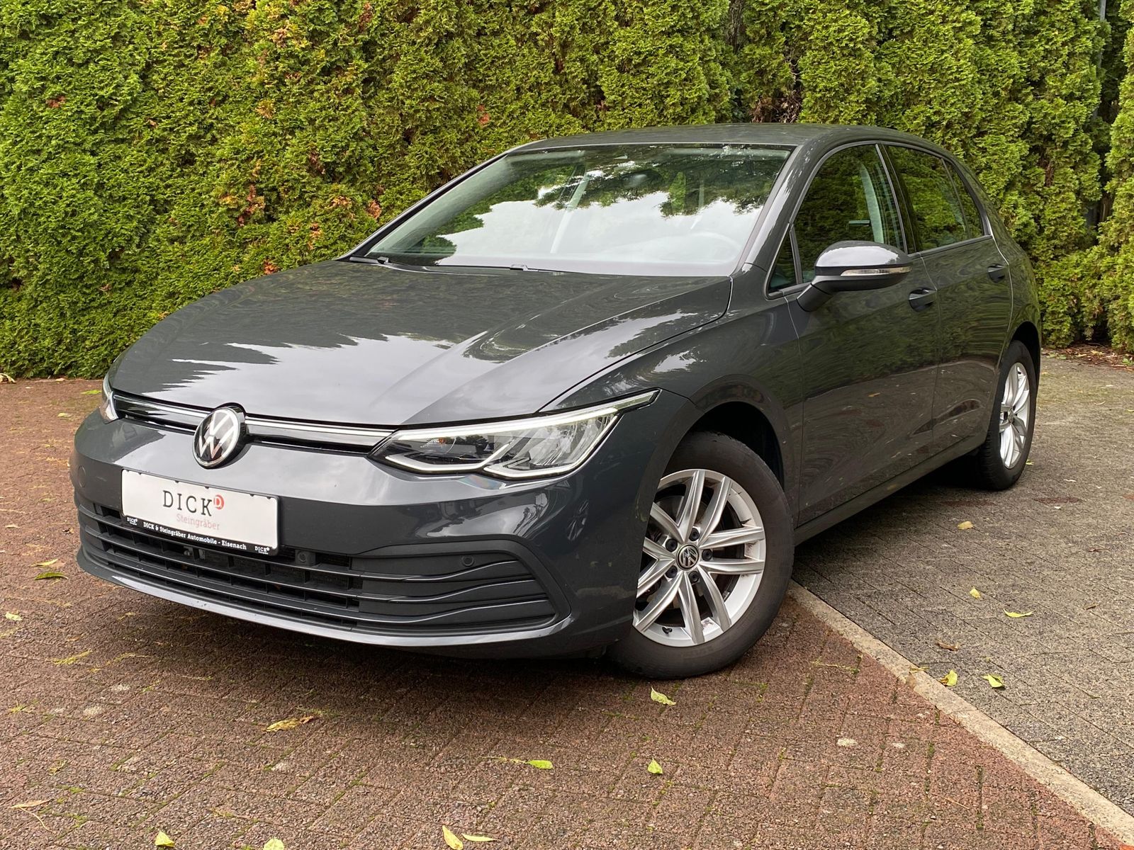 Fahrzeugabbildung Volkswagen Golf Lim. 1.0 TSI Life LED+NAV+SHZ+ACC+APP+PDC+