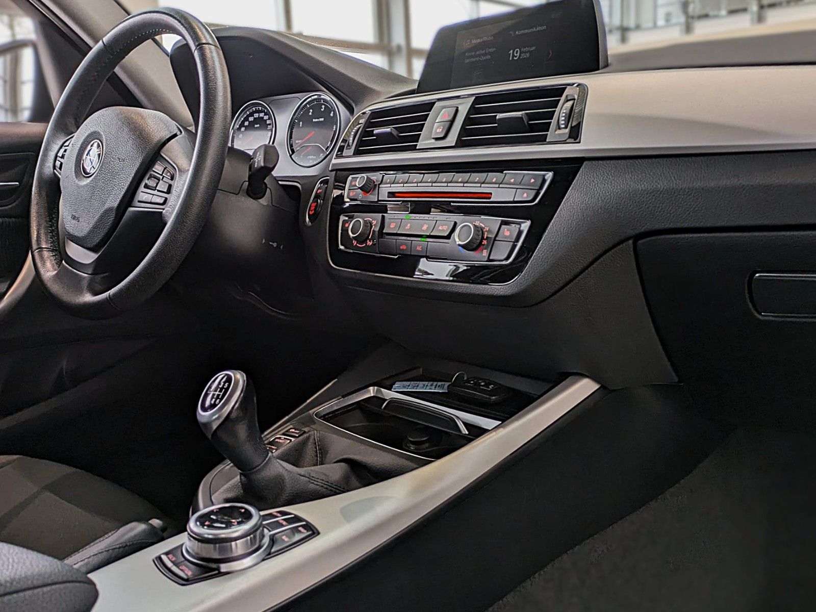 Fahrzeugabbildung BMW 116d 5 Trg KLIMAAUT NAVI SITZHZG PDC 1.HAND ALU