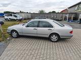 Mercedes-Benz E 230 ELEGANCE Elegance - silberne Mercedes-Benz E 230