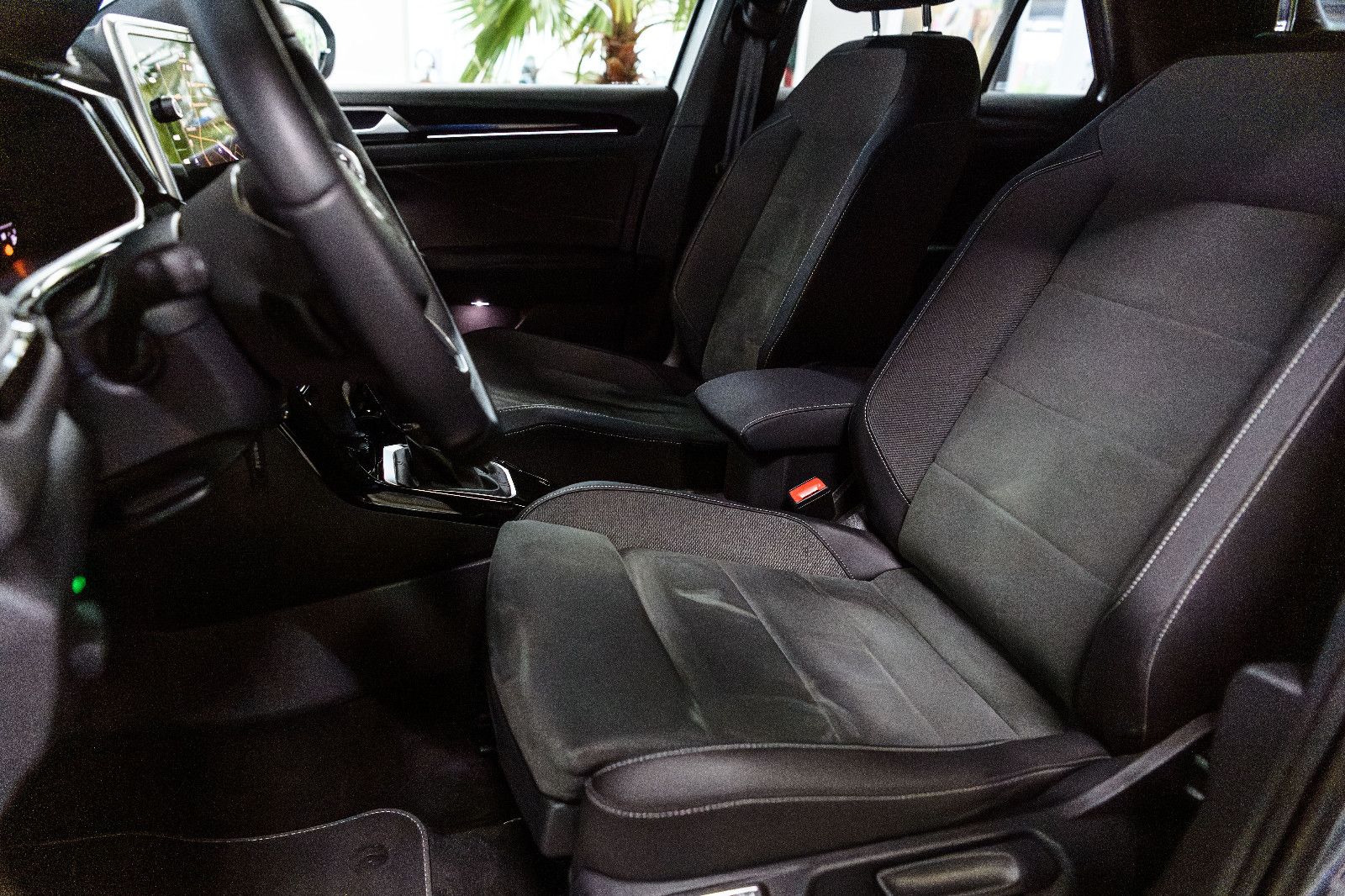 Fahrzeugabbildung Volkswagen T-Roc R-Line 1.5 TSI DSG LED+AHK+NAVI+ACC+KAMERA