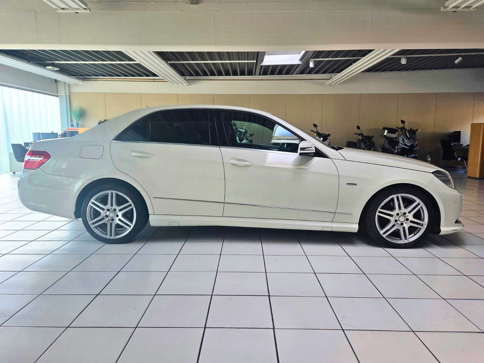 MERCEDES-BENZ E 220 — zdjęcie 4