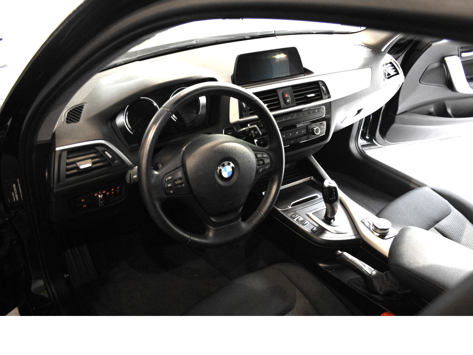 Fahrzeugabbildung BMW 118i Advantage *4-Türer*Schiebedach*PDC*Navi