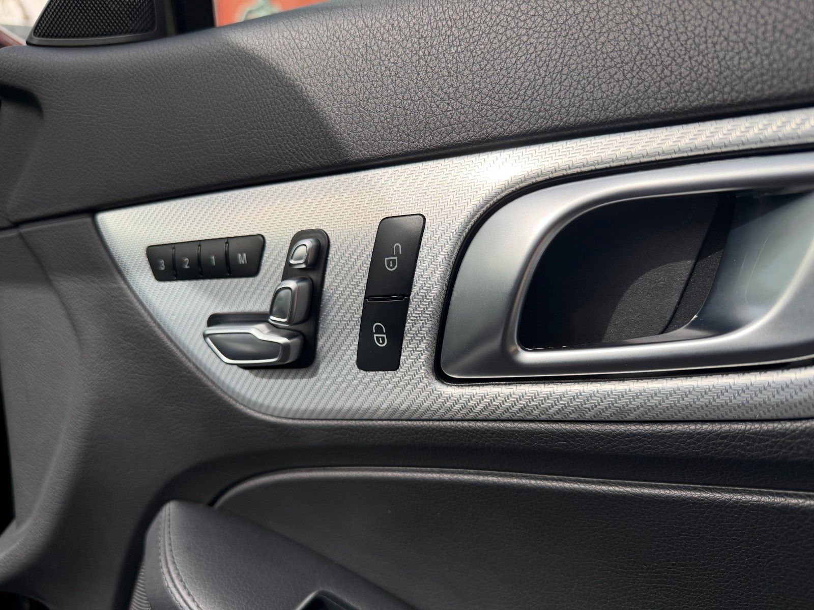 Fahrzeugabbildung Mercedes-Benz SLC 300 SPORT LED NAVI LEDER MEMORY AIRSCARF