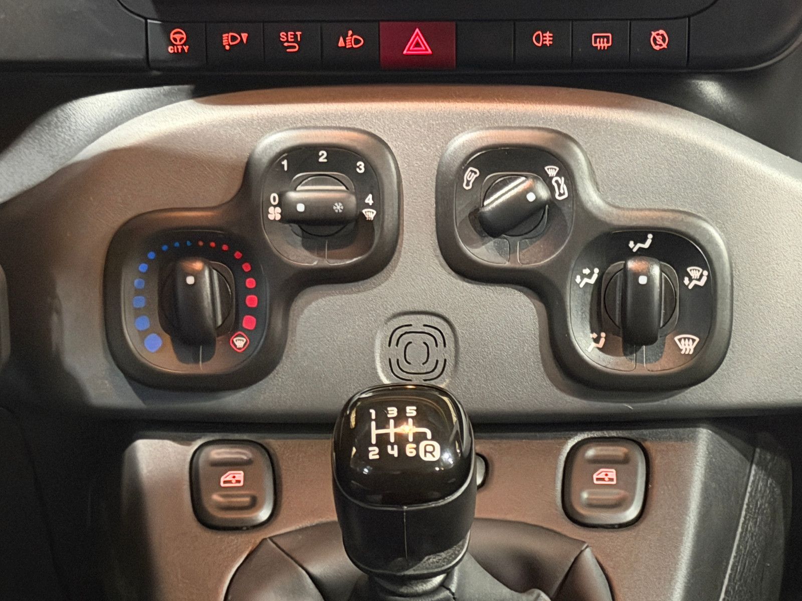 Fahrzeugabbildung Fiat Panda /KLIMA/4-TÜRER/DAB/ALLWETTER/1-HAND