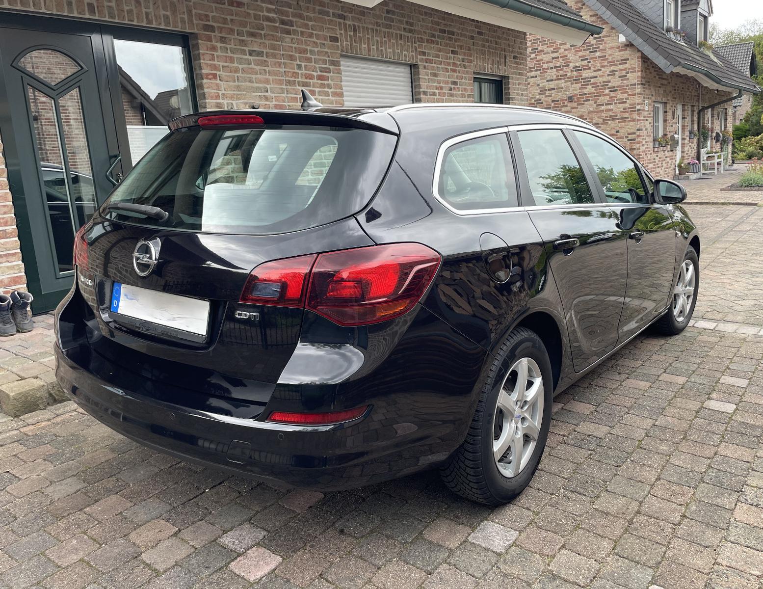 Opel Astra 2011 — interior