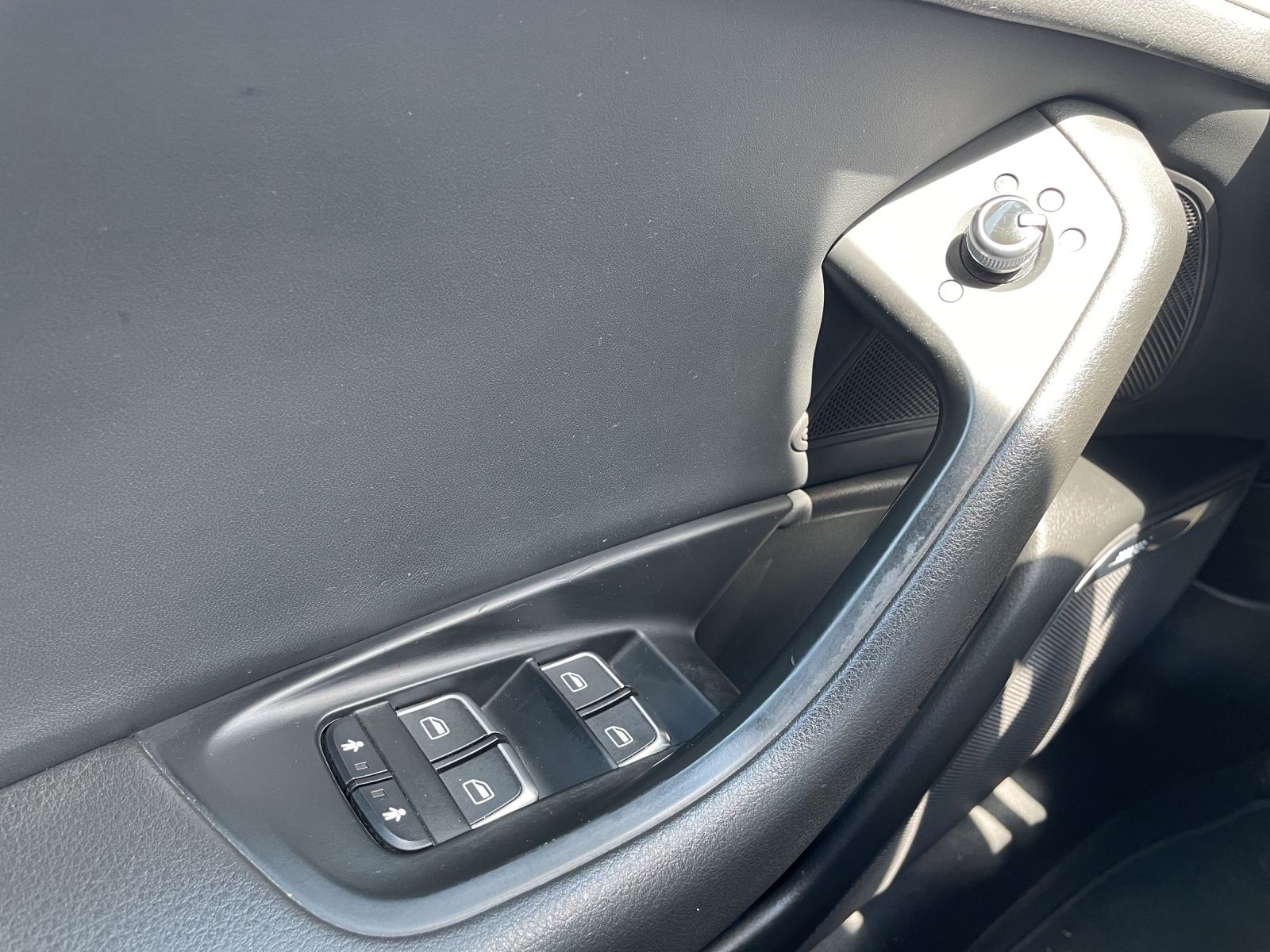 Fahrzeugabbildung Audi A6 Avant S-Line TDI LED 20" AHK STH SHZ HuD PDC