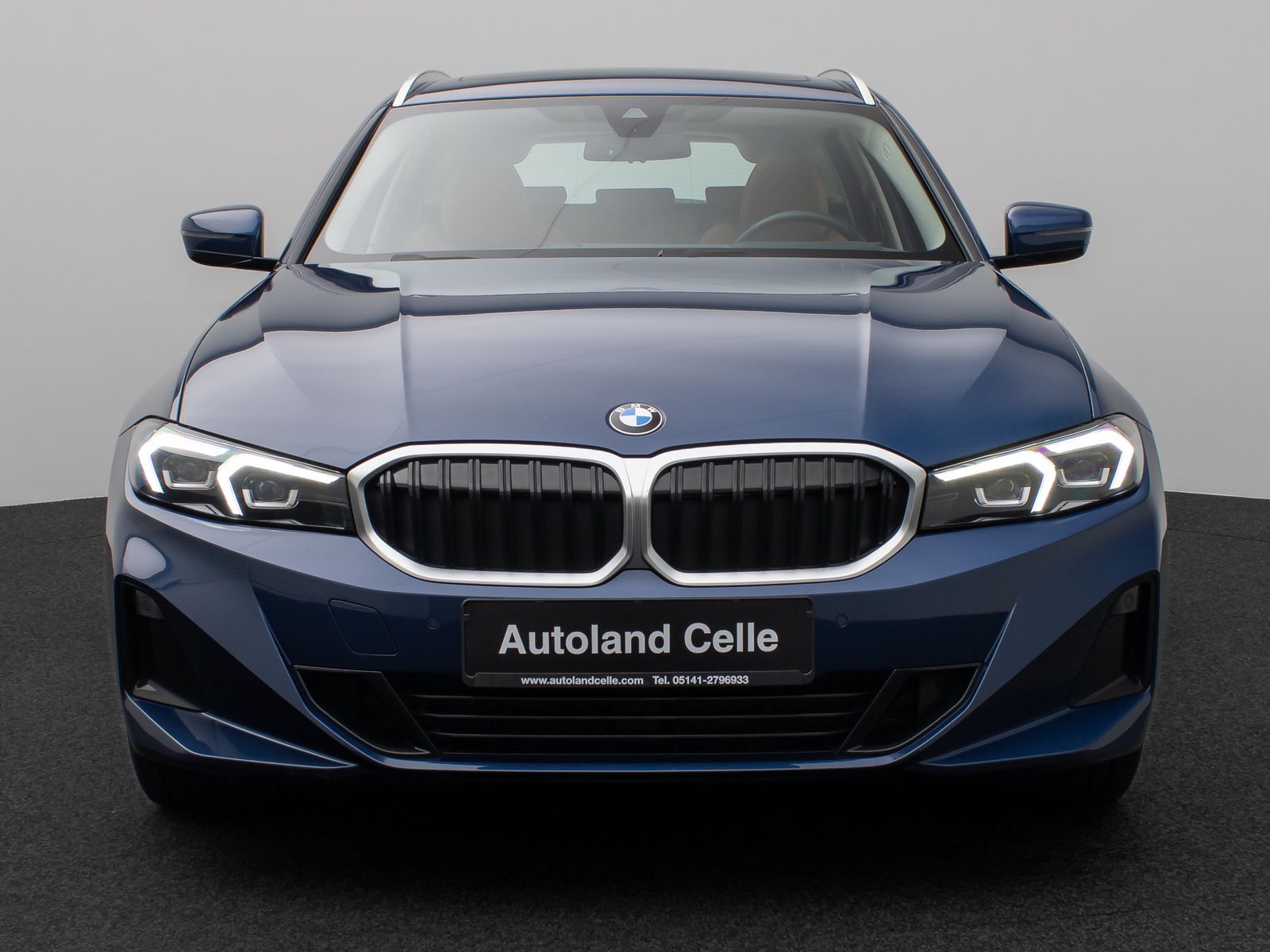 Fahrzeugabbildung BMW 320d xD  Panorama HUD DAB AHK Alarm PDC Sport