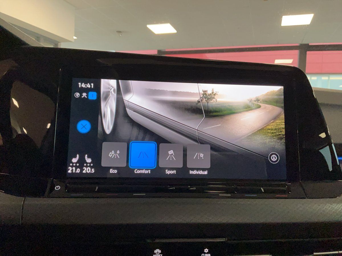 Fahrzeugabbildung Volkswagen Golf VIII Active 1.5 eTSI DSG Pano LED