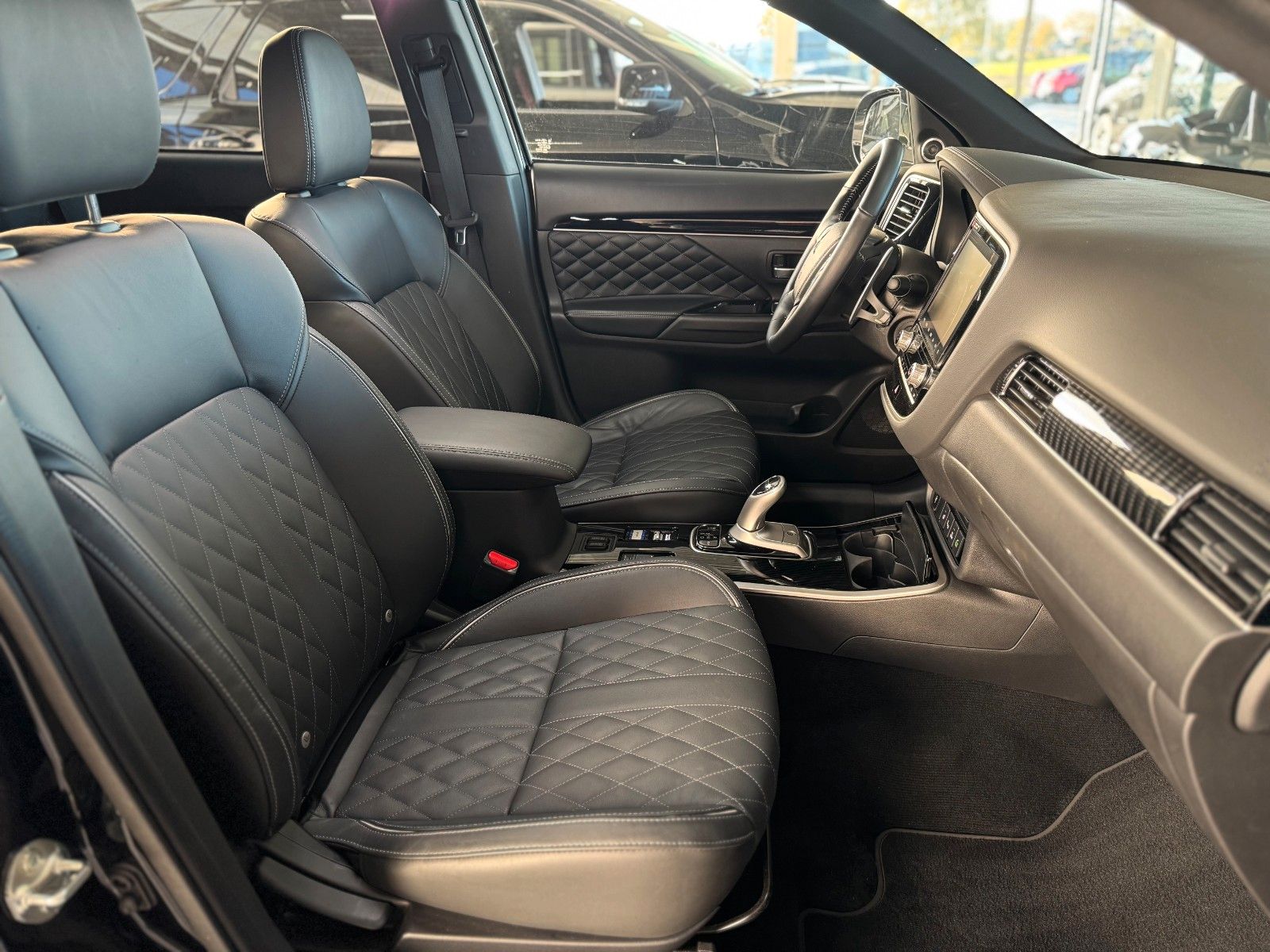 Fahrzeugabbildung Mitsubishi PHEV Outlander 4WD TOP AHK 1.HAND GJR