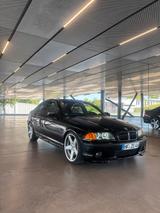 BMW E46 330i M Paket - BMW 330 Limousine E46 330i mit Benzin-Antrieb