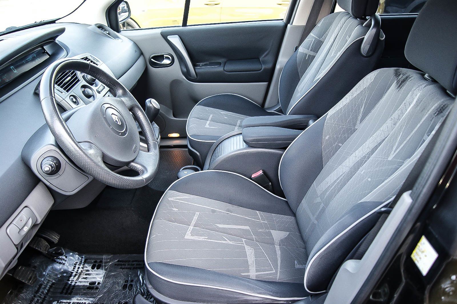 Fahrzeugabbildung Renault Scenic II 1.6i Dynamique Confort Klima