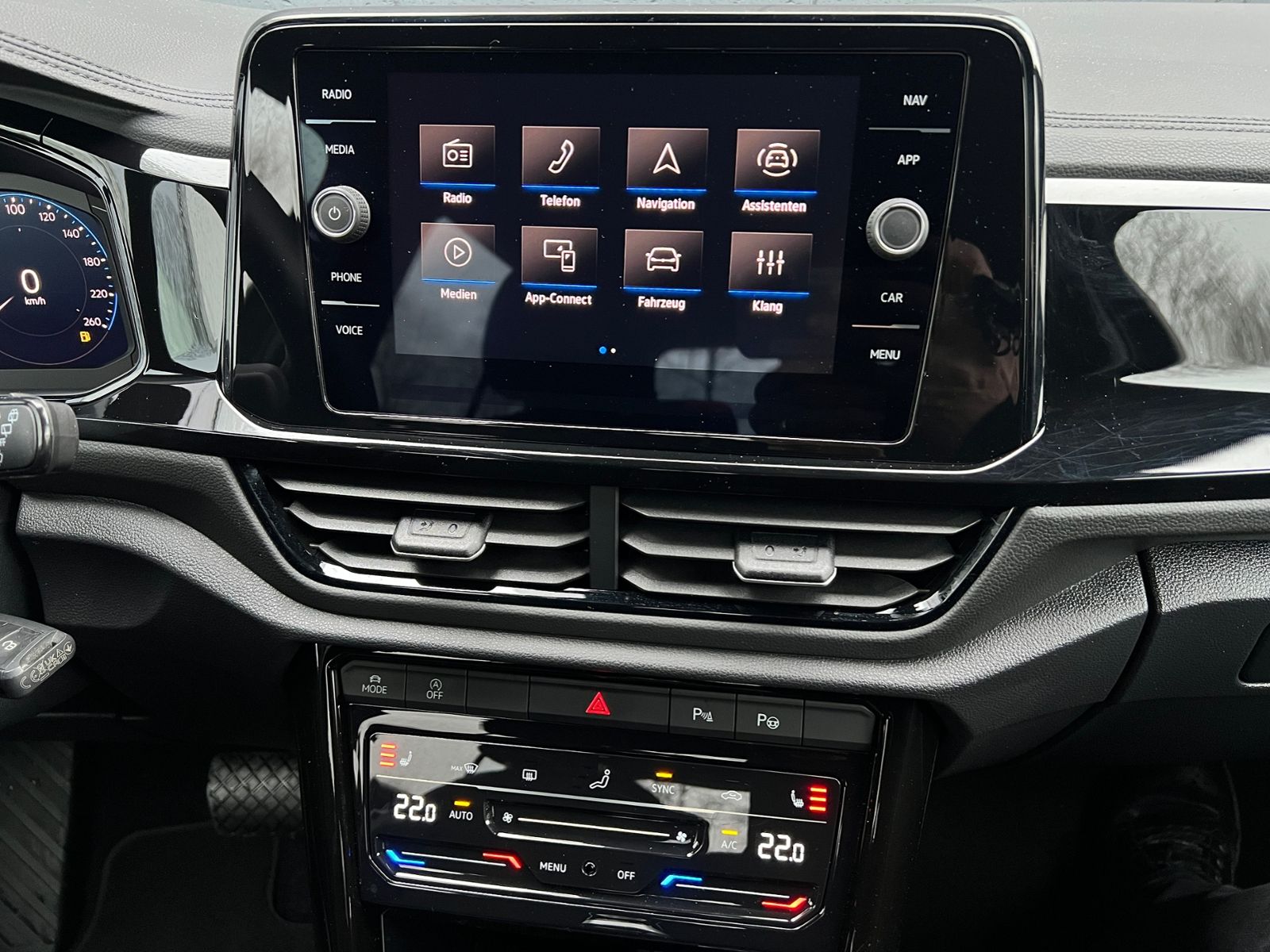 Fahrzeugabbildung Volkswagen T-Roc Style 1.5 TSI DSG *AHK, LED, BlackStyle, 1