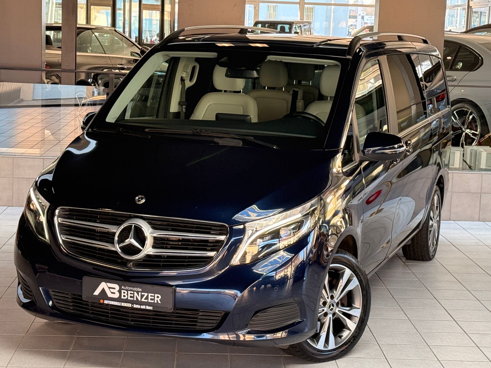 Fahrzeugabbildung Mercedes-Benz V 250/AVANTGARDE/LANG/4MATIC/LEDER/LED/NAVI/6SIT