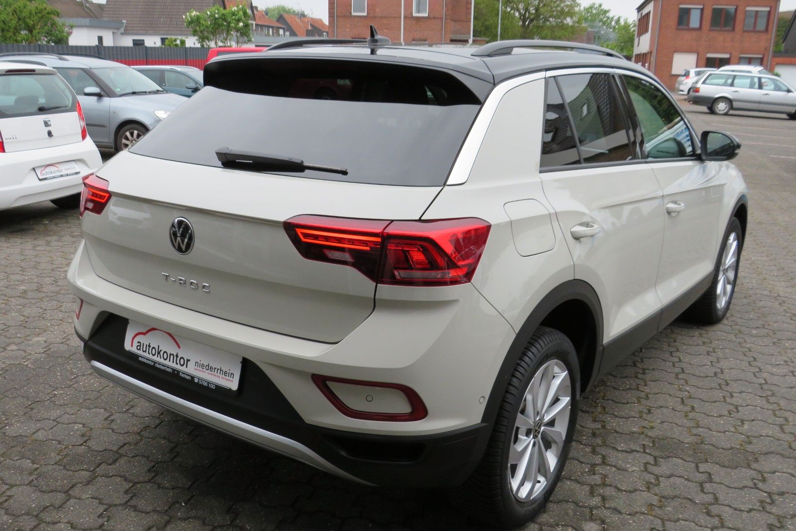 Fahrzeugabbildung Volkswagen T-Roc Life AHK ACC SITZH GJ NAVI APP 1.HD