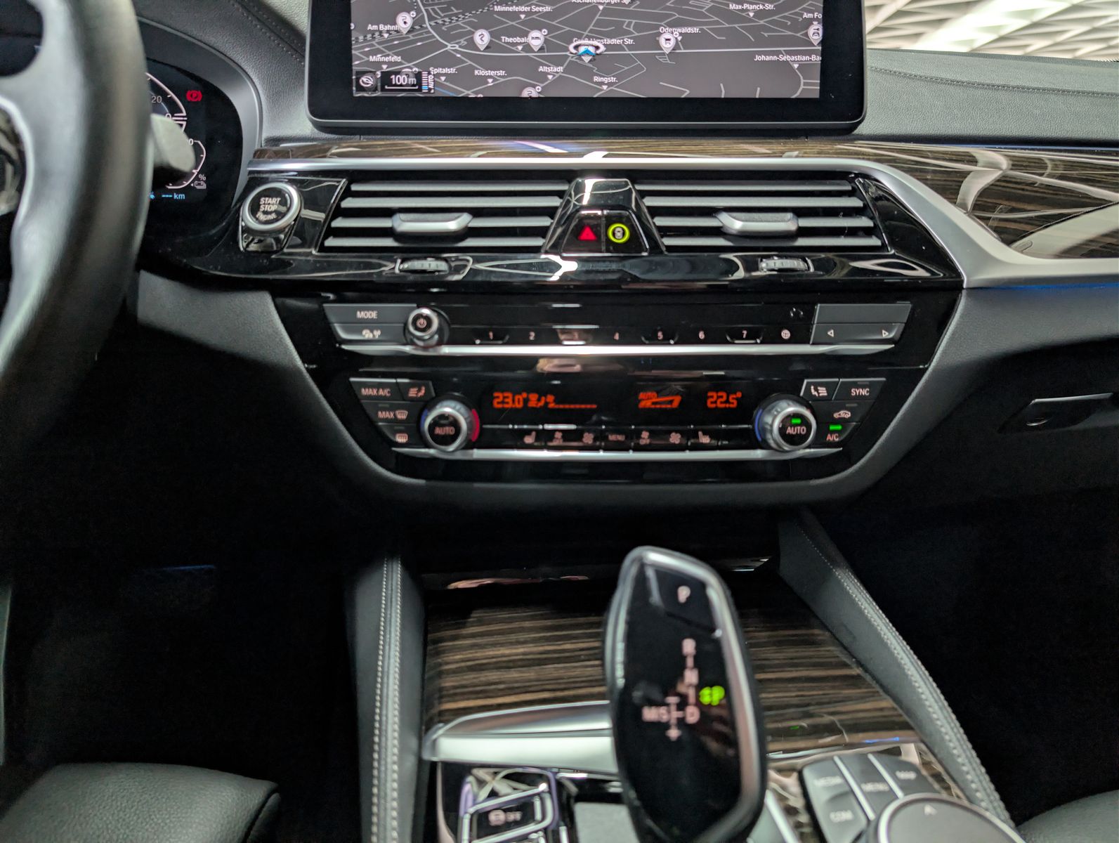 Fahrzeugabbildung BMW 530 e Luxury Line HEV AHK LED LEDER SHZ SoH 97%