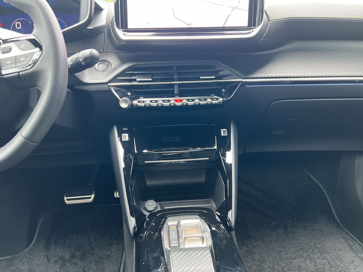 Fahrzeugabbildung Peugeot 2008 GT HYBRID 145 e-DSC6 El. Panodach Navi ACC
