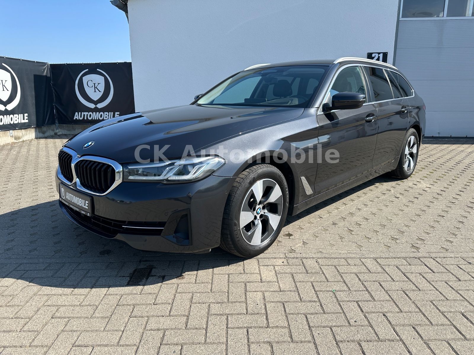 Fahrzeugabbildung BMW 520d Touring/Navi/Leder/Head-Up/Kamera/LED/ACC