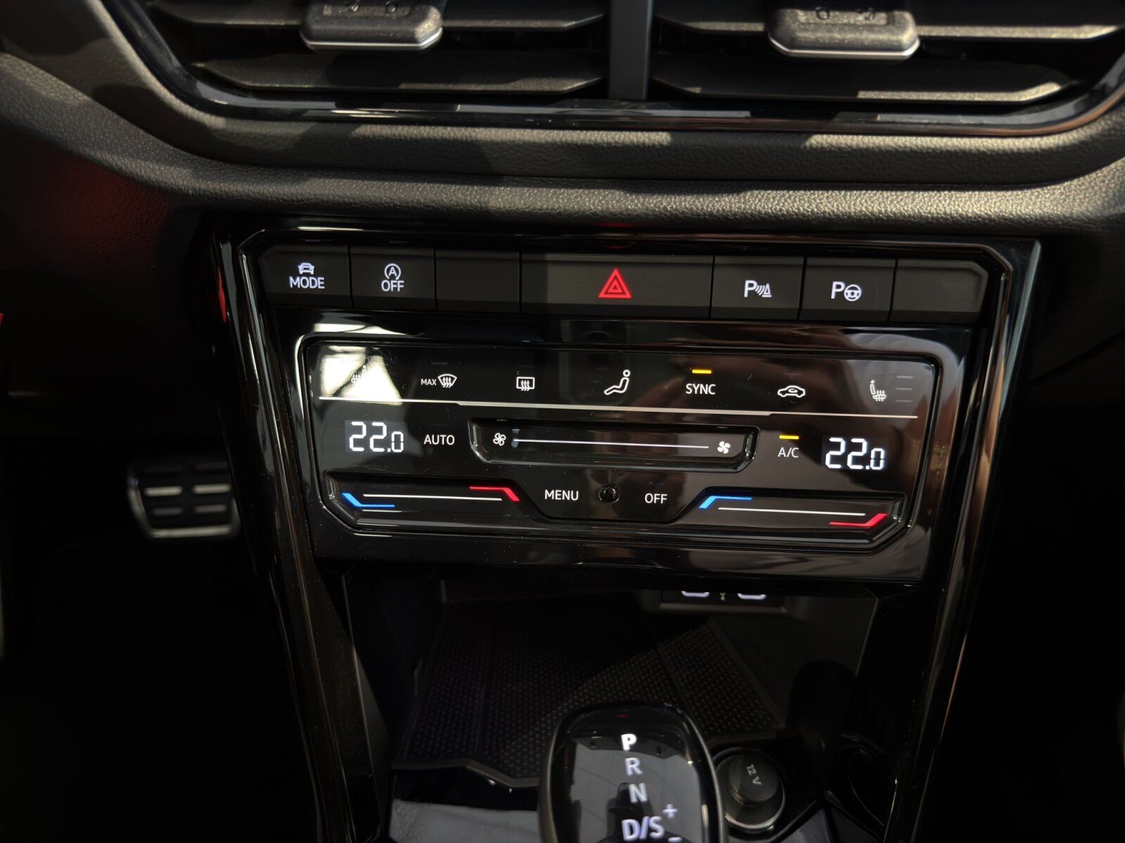 Fahrzeugabbildung Volkswagen T-Roc Cabriolet 1.5 TSI DSG R-Line ACC APP
