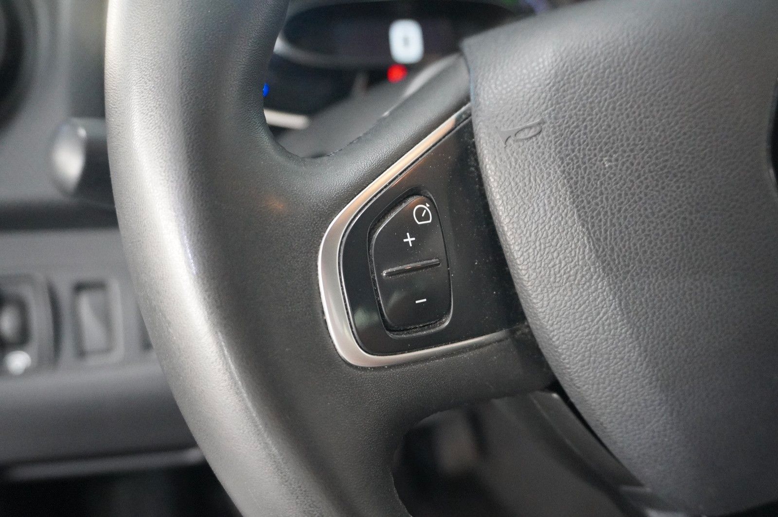 Fahrzeugabbildung Renault Clio IV 0.9 TCE LIM. ENERGY LED/SHZ/PDC/TEMP/DAB