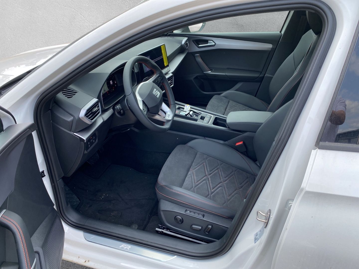 Fahrzeugabbildung SEAT Leon Sportstourer FR 2.0 TDI EU6d *Navi *digital