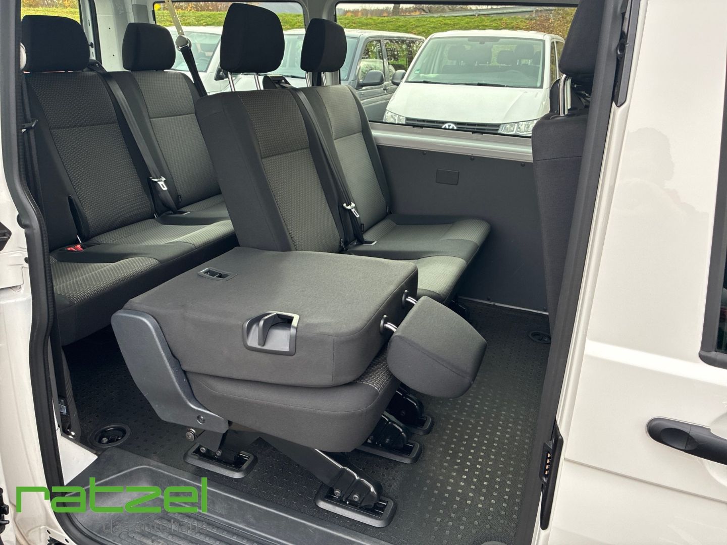 Fahrzeugabbildung Volkswagen T6.1 Kombi 2.0 TDI 9 Sitzer AHK Navi