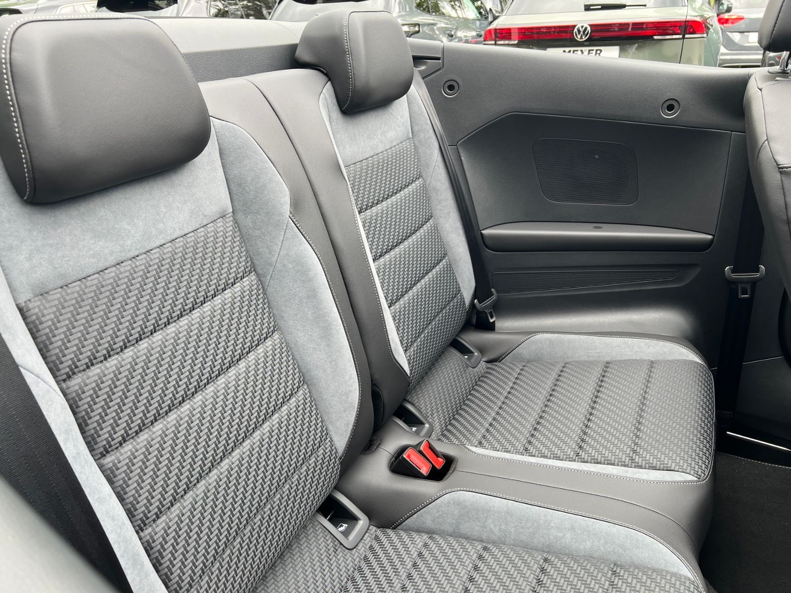 Fahrzeugabbildung Volkswagen T-Roc R-Line 1.5 TSI DSG *AHK; BlackStyle, IQ.Dr