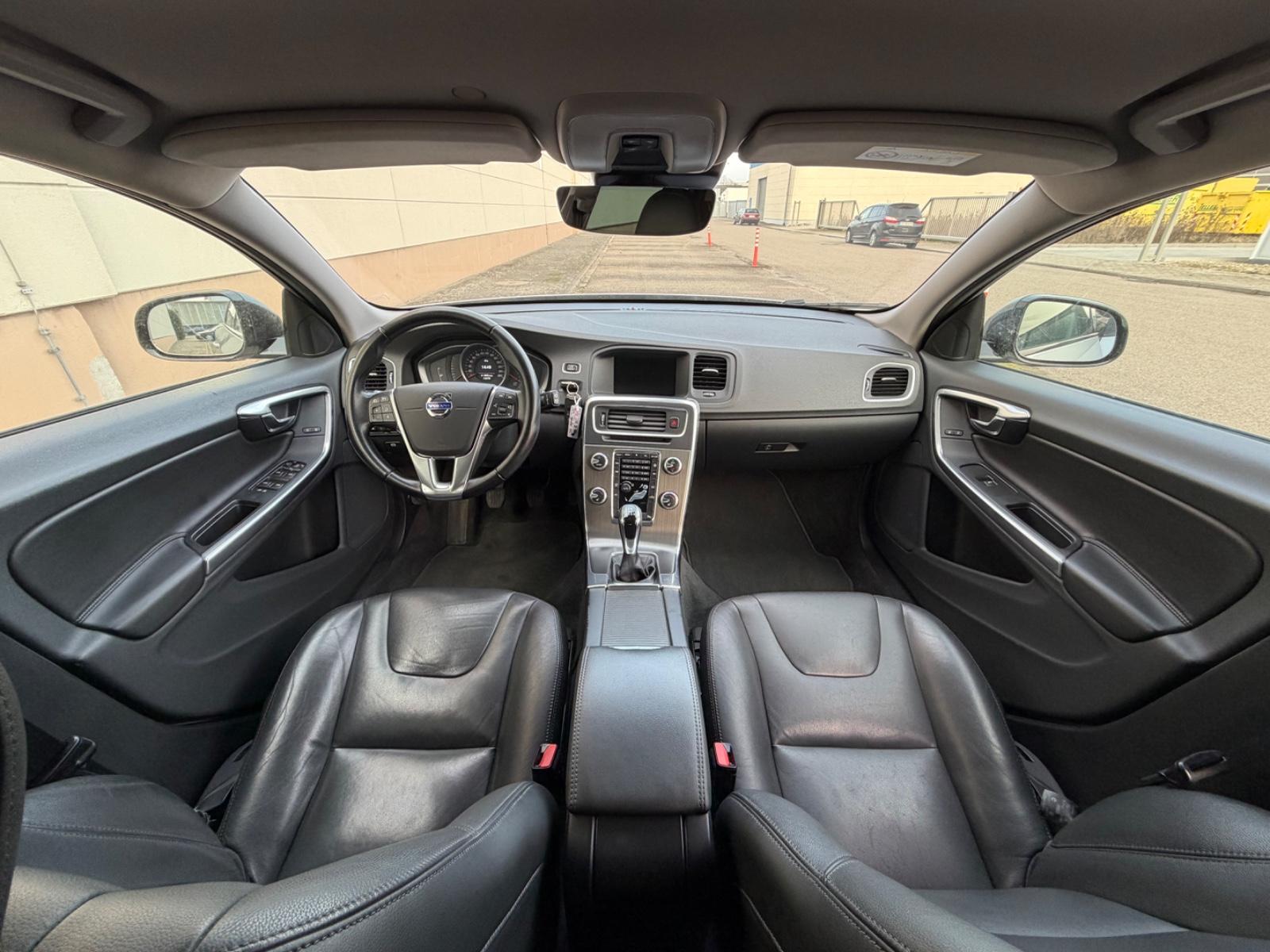 VOLVO V60 CROSS COUNTRY D3 150ch - INTERIEUR CUIR - GPS - SIÈGES CHAUFFANTS -  TOIT PANORAMIQUE