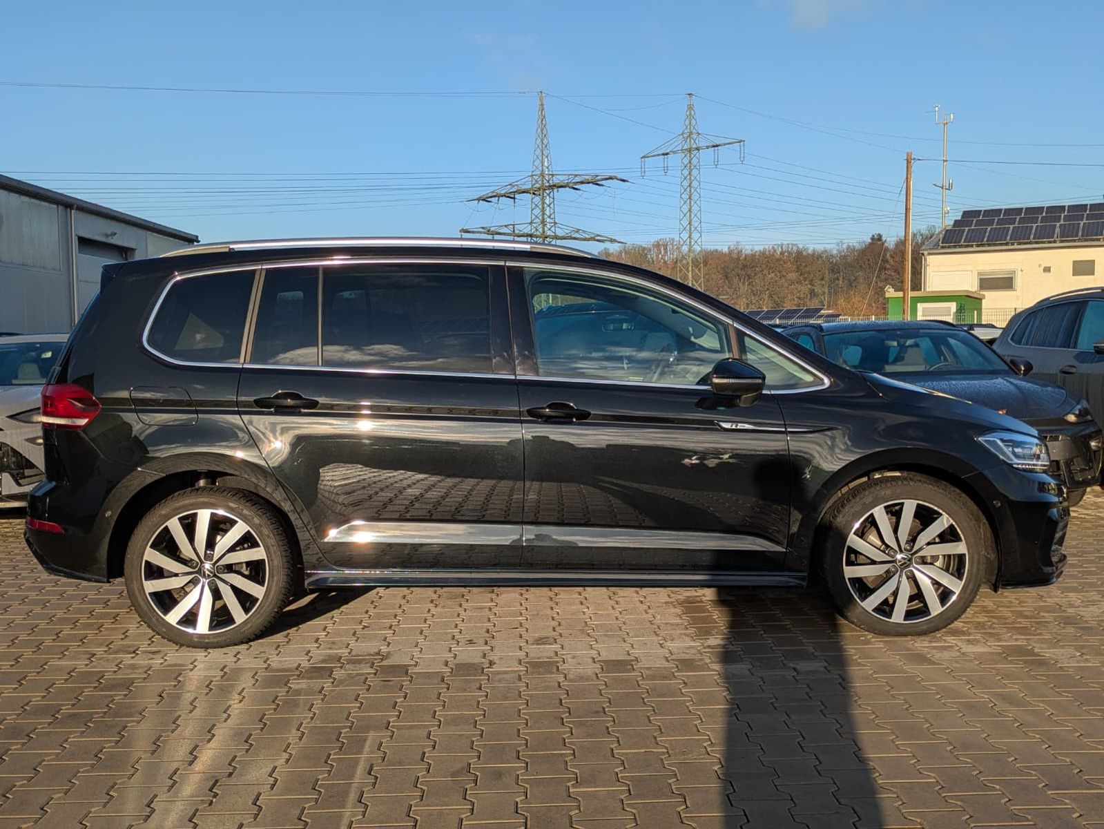 Fahrzeugabbildung Volkswagen Touran 2.0 DSG R-Line High. Pano 7-Si IQ.Dri AHK