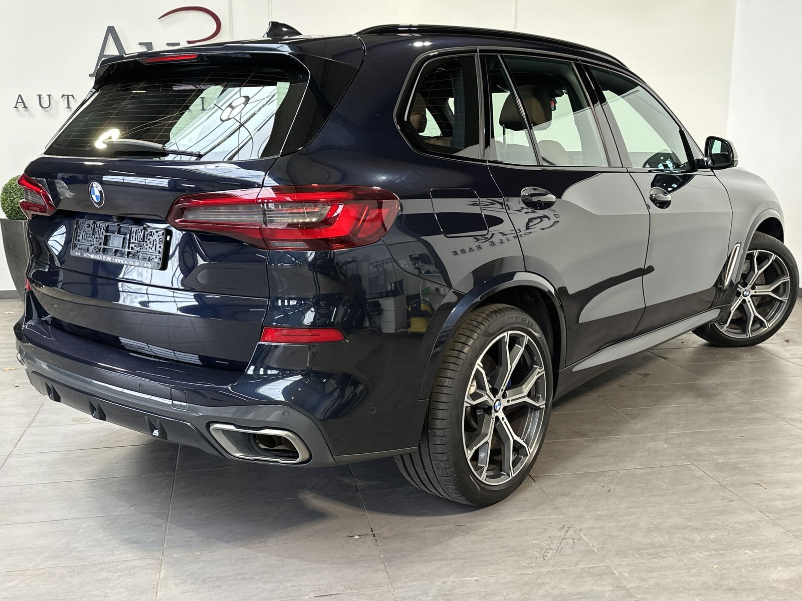 Fahrzeugabbildung BMW X5 M50i NAV+LASER+AHK+HEAD-UP+PANO+360°+ACC+21ZO