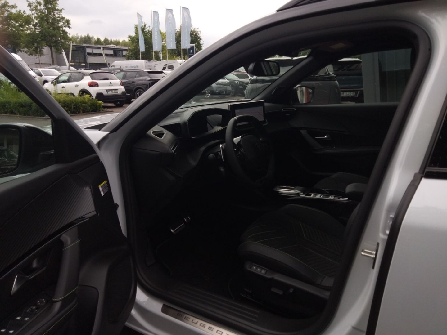 Fahrzeugabbildung Peugeot 2008 GT HYBRID 145 e-DSC6 El. Panodach Navi ACC