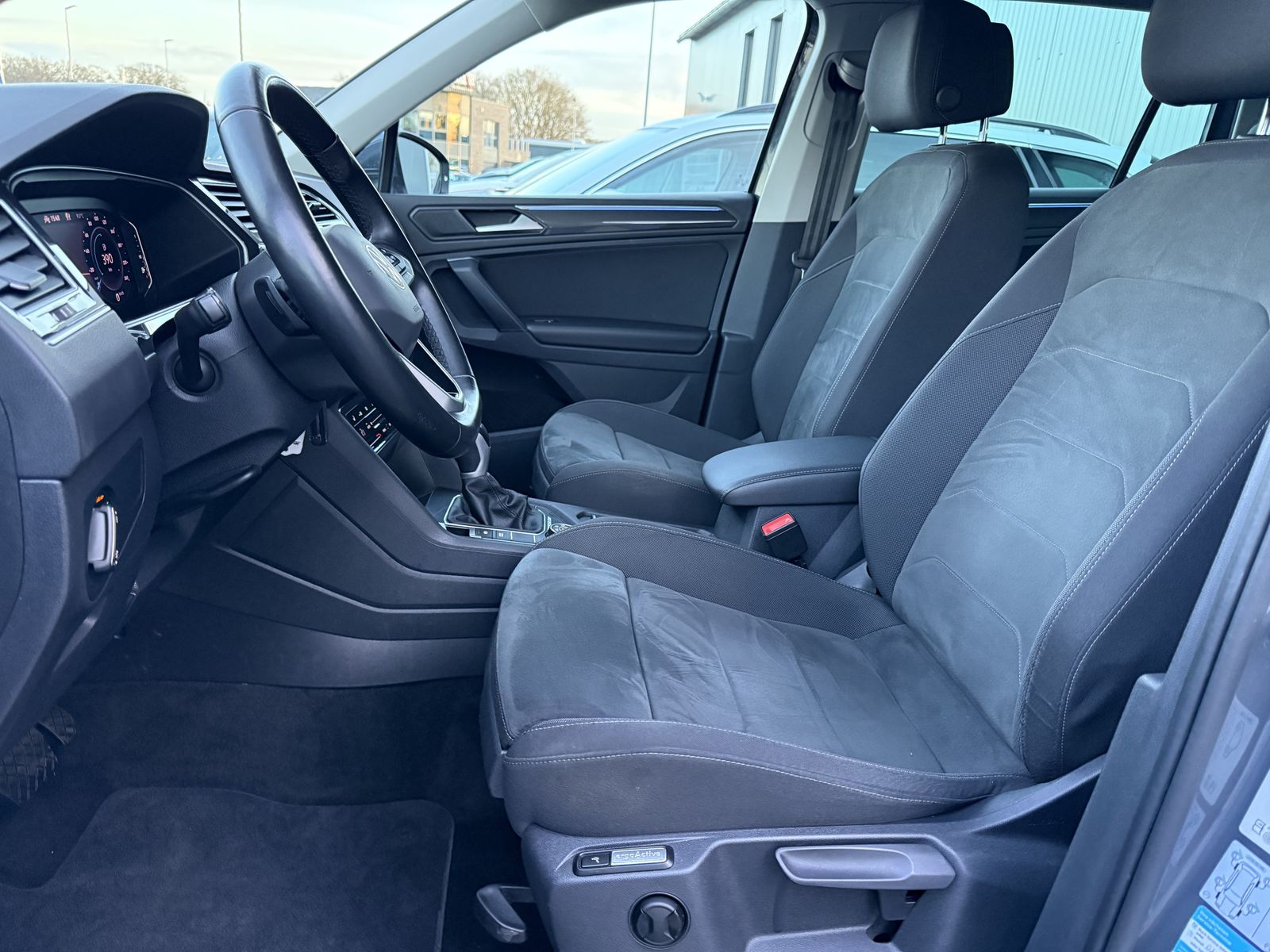 Fahrzeugabbildung Volkswagen Tiguan 2.0 TDI 4M DSG Sport NAV+LED+AHK+VCOCK+PP