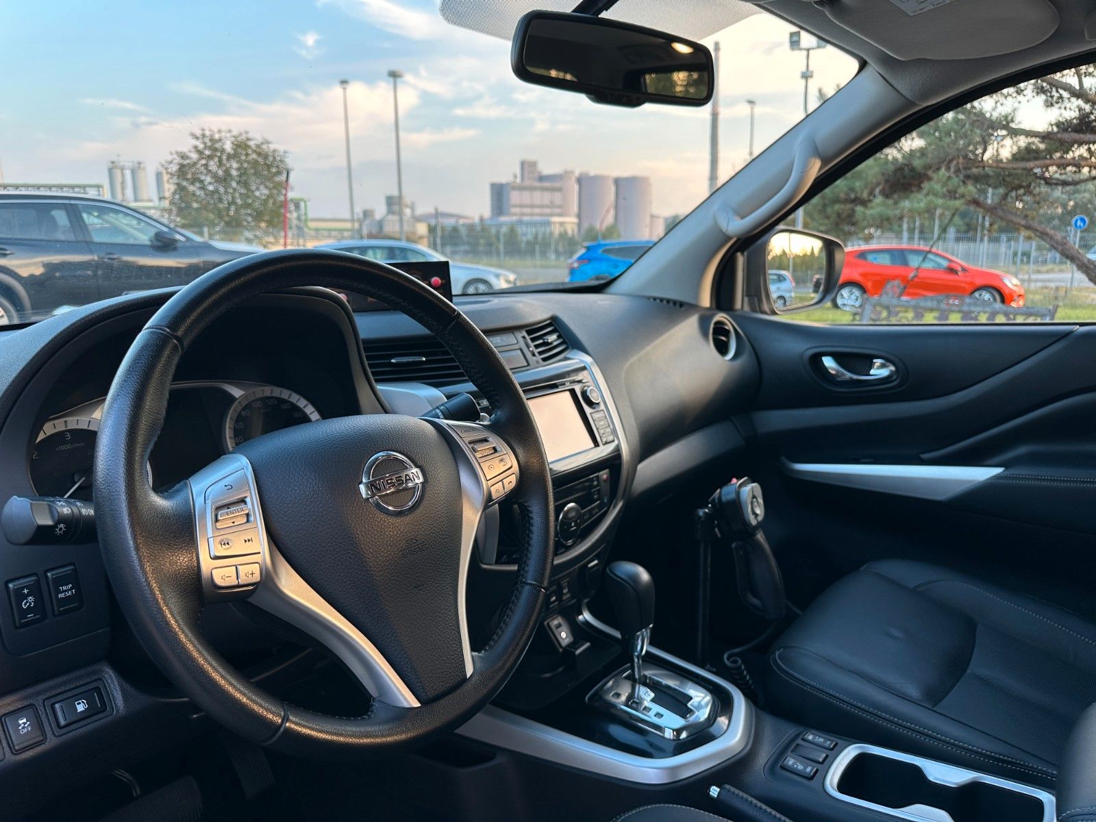 Fahrzeugabbildung Nissan Navara 2.3 Tekna 4x4 DIFF+AHK+STREU.+SCHNEEPFLUG