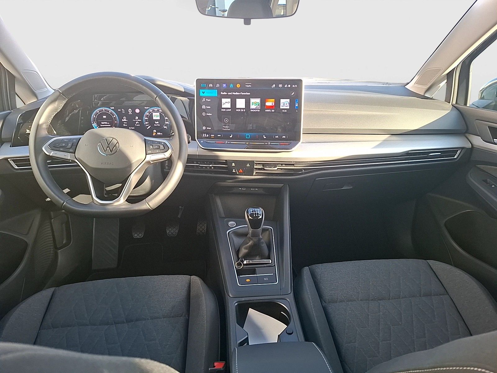 Fahrzeugabbildung Volkswagen Golf VIII Variant TSI Life LEDplus Navi AID ACC