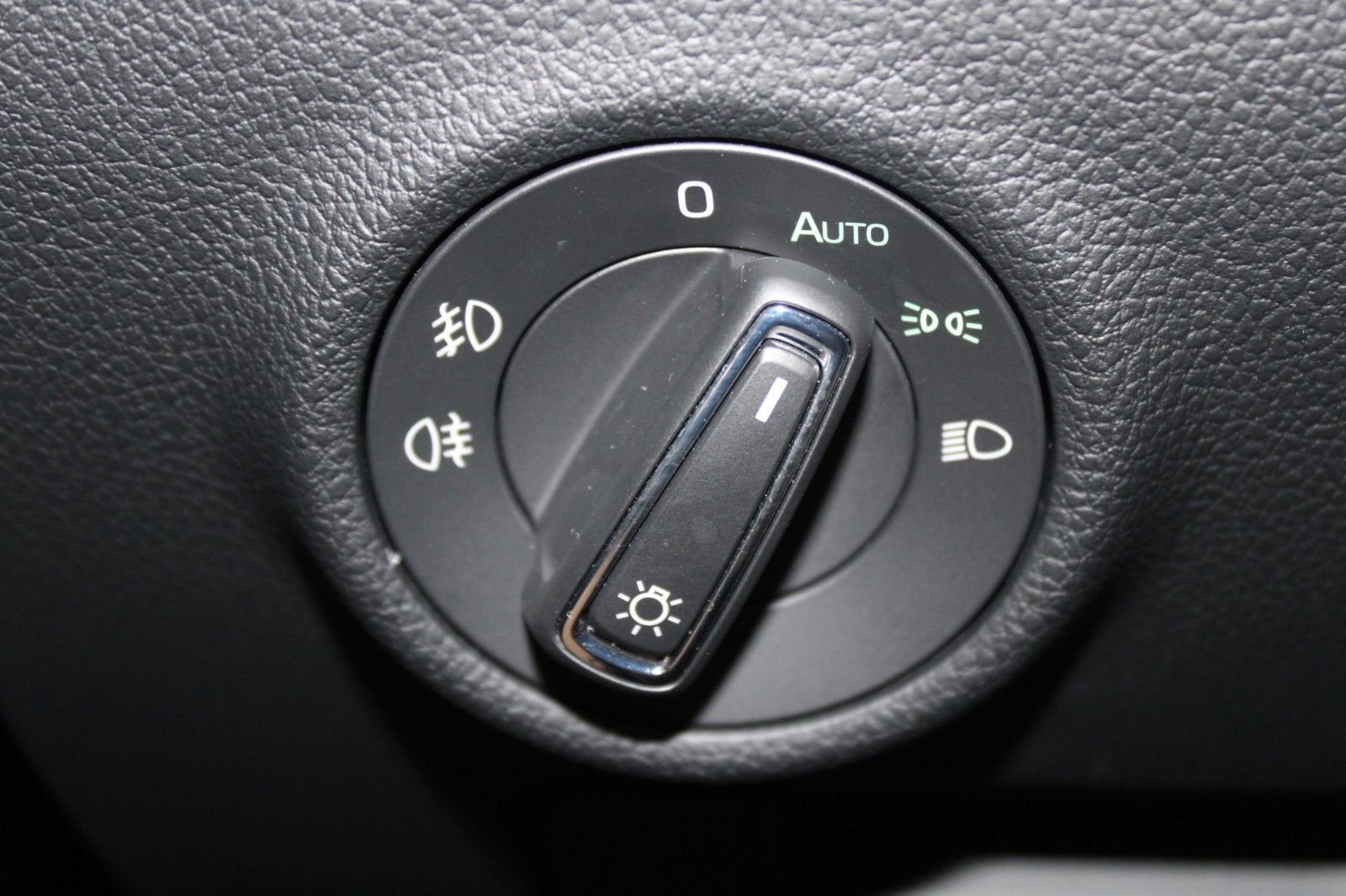 Fahrzeugabbildung SKODA Superb 2.0 TDI DSG STYLE COMBI LED AHK ACC uvm.