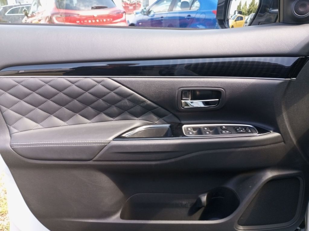 Fahrzeugabbildung Mitsubishi Outlander Plug-in Hybrid PLUS Intro 2.4 4WD AHK