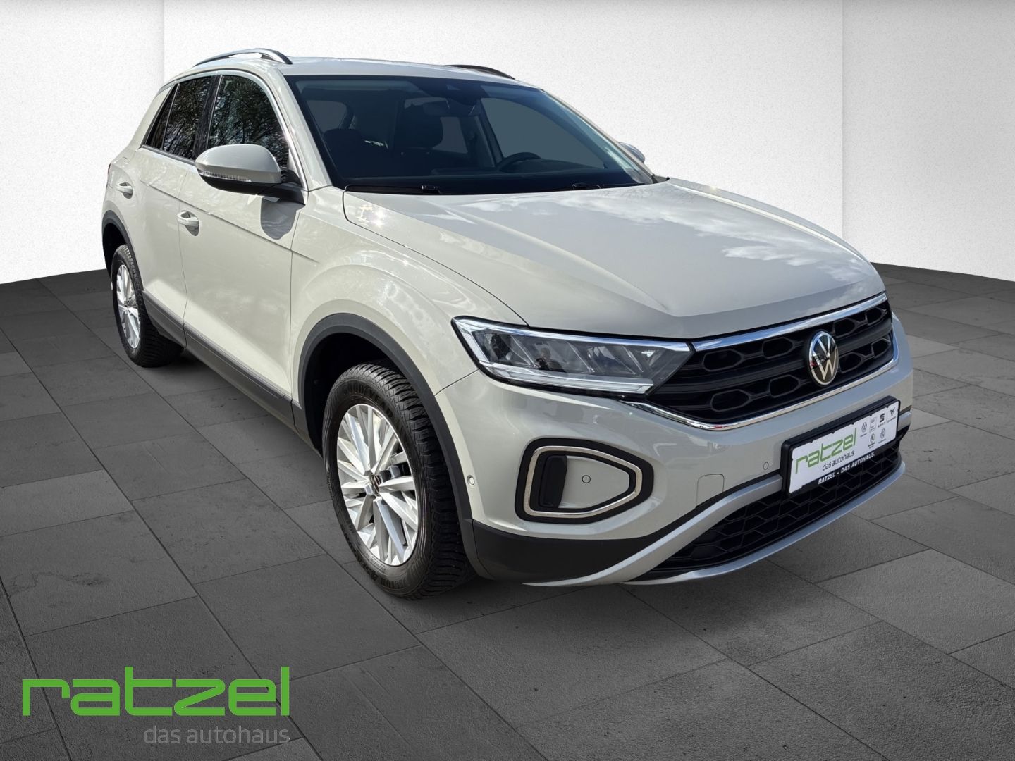 Fahrzeugabbildung Volkswagen T-Roc 1.5 TSI Life Digitales Cockpit LED DAB SHZ