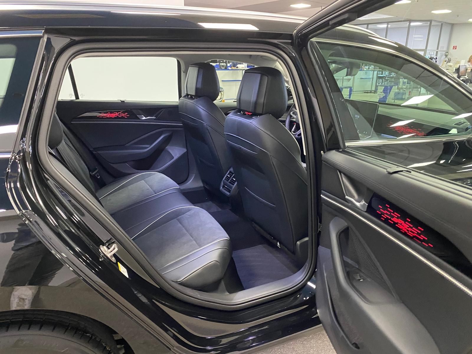 Fahrzeugabbildung Volkswagen Passat Variant 1.5 eTSI Elegance AHK+MATRIX+ACC+