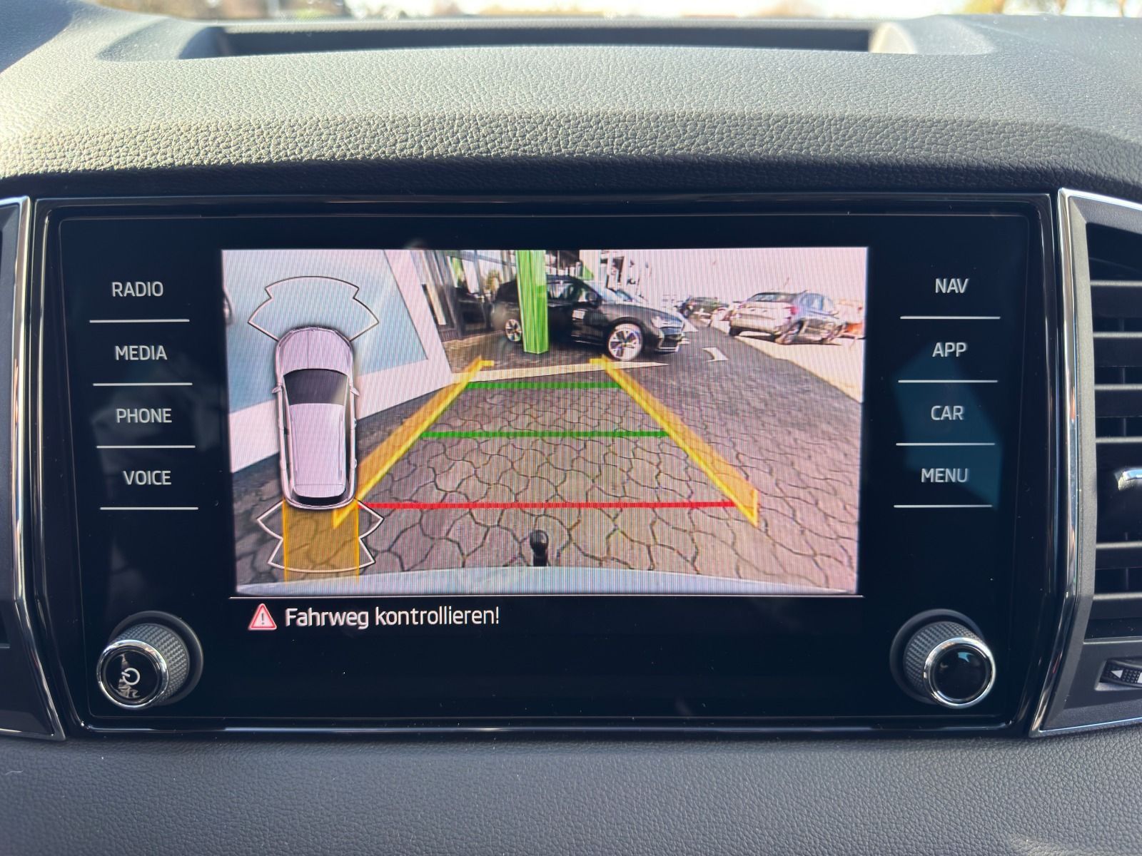 Fahrzeugabbildung SKODA Karoq 1.5 TSI DSG*AHK*RFK*behFro*eHeck*Allwetter