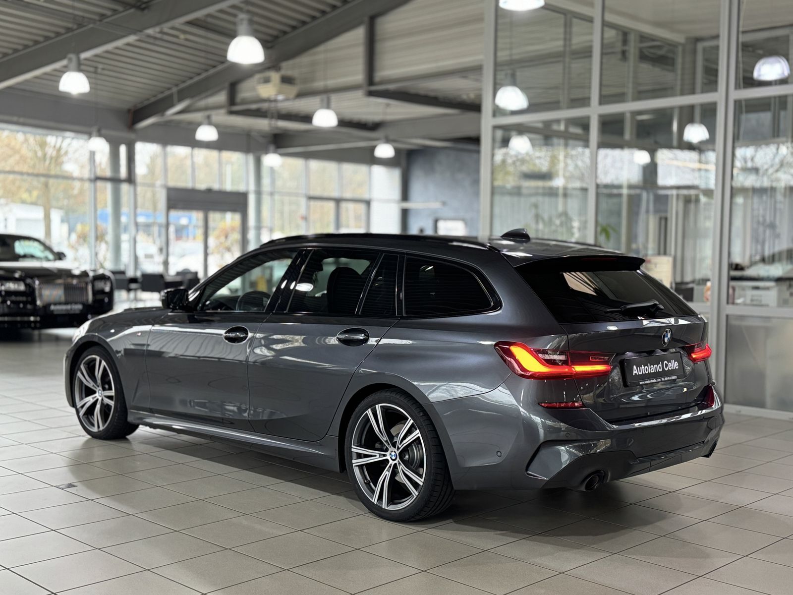 Fahrzeugabbildung BMW 320d M Sport PanoramaKamera HUD DAB HiFi Komfort