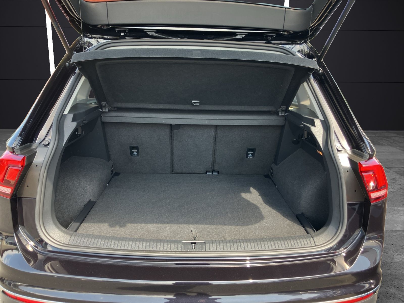 Fahrzeugabbildung Volkswagen Tiguan TSI Life Matrix AHK ACC PDC  SH LM