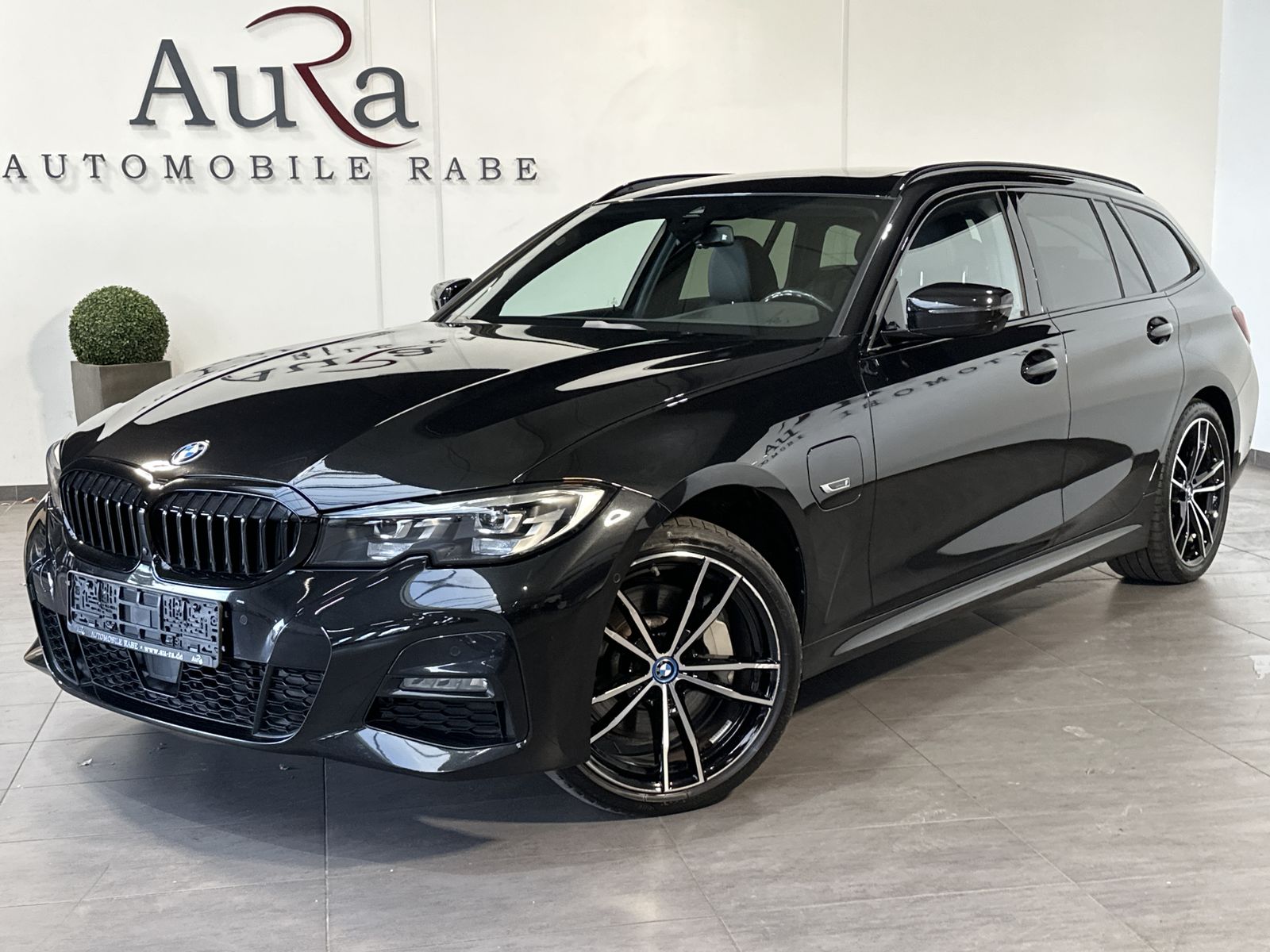 Fahrzeugabbildung BMW 330e Touring xDrive M-Sport NAV+LED+PANO+HEAD-UP