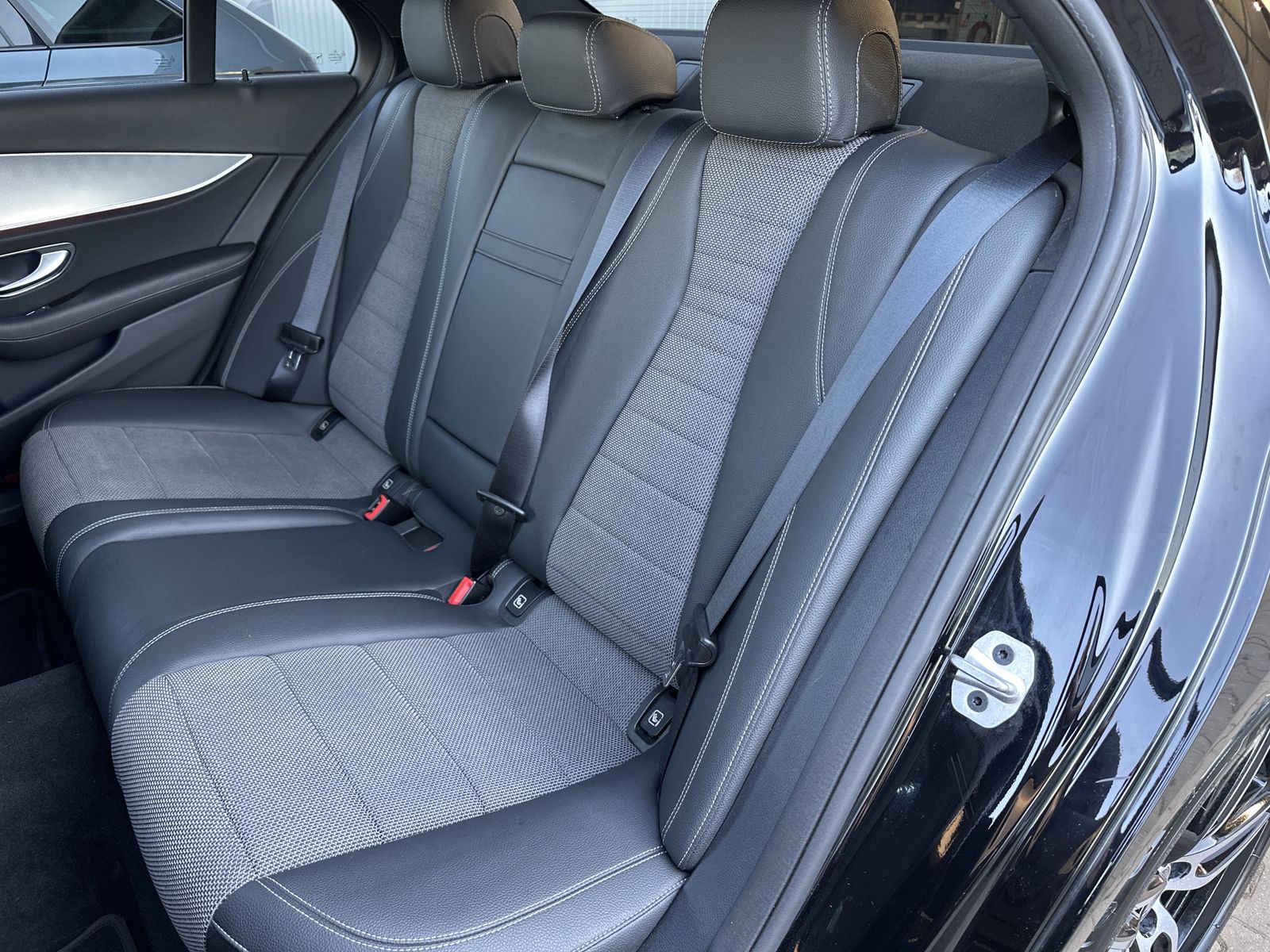 Fahrzeugabbildung Mercedes-Benz E 220d AMG-Line NAV+LED+KAMERA+WIDESCREEN+19ZOLL