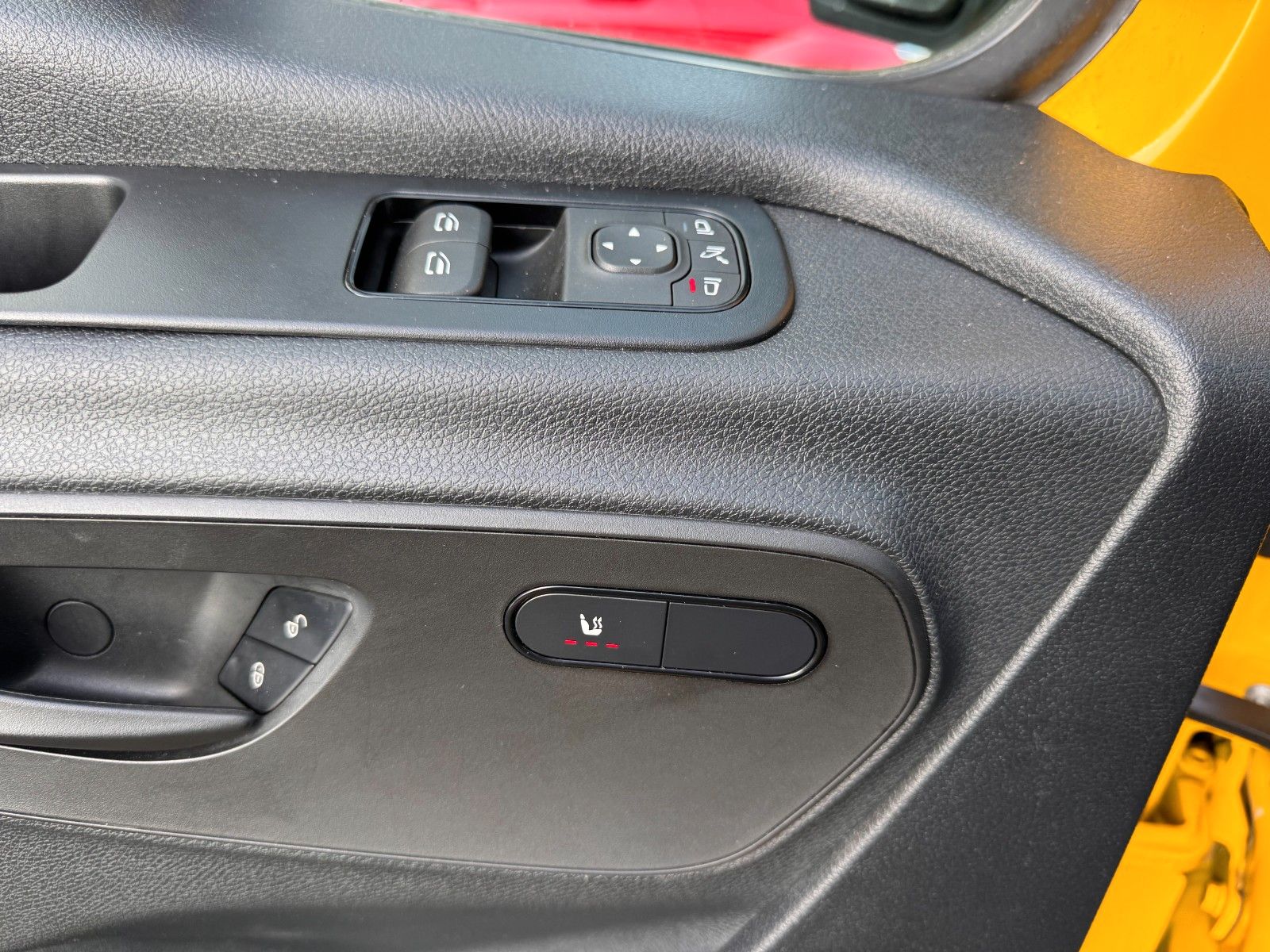 Fahrzeugabbildung Mercedes-Benz eSprinter 312 DHL Regal KEP-Ausbau