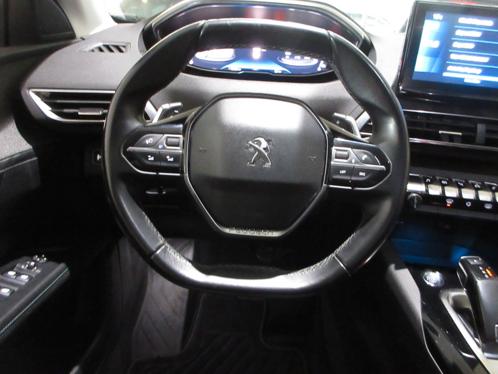 Fahrzeugabbildung Peugeot 5008 Allure Pack 1.5D LED/NAVI/AHK/PDC/R´CAM