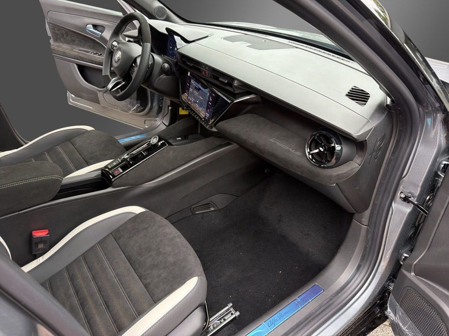 Fahrzeugabbildung Alfa Romeo Junior Ibrida Sport Speciale 1,2 VGT 107kW MY26