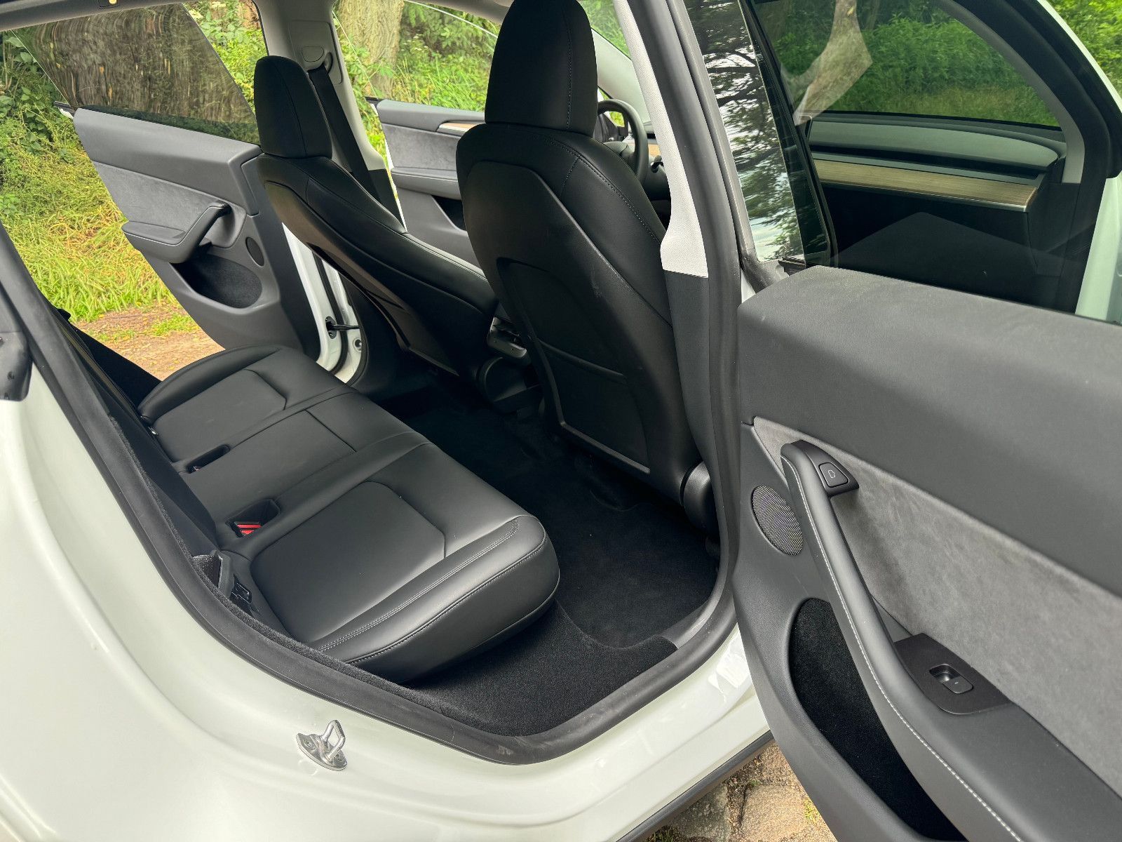 Fahrzeugabbildung Tesla Model Y Long Range Dual Motor Modell 2023