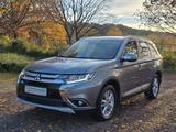 Mitsubishi Outlander  2.2 DI-D Top 4WD. RFK.Navi. 7-Sitzer - Mitsubishi Outlander: 7 Sitzer