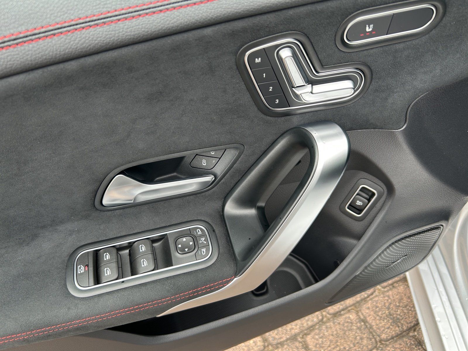 Fahrzeugabbildung Mercedes-Benz CLA 180 AMG Prem AHK Pano LED Memo KeyGo Totwink